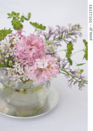 ライラックとヒヤシンスのフラワーアレンジメント 50512593