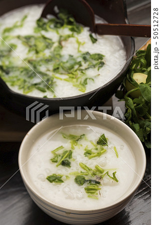 七草粥　日本の正月の伝統的料理 50512728