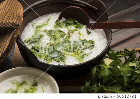 七草粥 日本の正月の伝統的料理 七草粥 日本の正月の伝統的料理 50512731