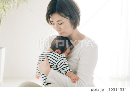 母親に抱かれて眠る赤ちゃん 乳児 子育て 育児 母親に抱かれて眠る赤ちゃん 乳児 子育て 育児 50514534