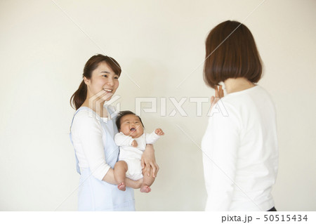 保育園に子どもを預ける 保育園に子どもを預ける 50515434