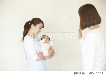 保育園に子どもを預ける 50515441