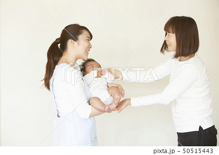 保育園に子どもを預ける 保育園に子どもを預ける 50515443