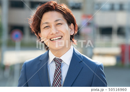 屋外のビジネスマン 笑顔 日本人男性 屋外のビジネスマン 笑顔 日本人男性 50516960