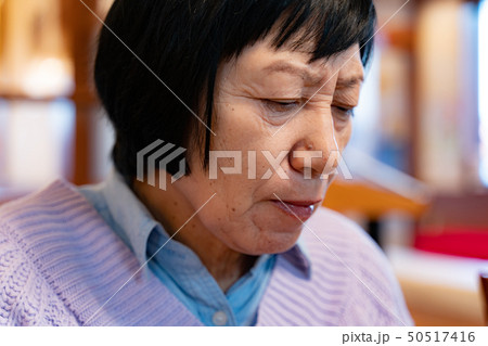 食事中に考え込む中年女性 50517416