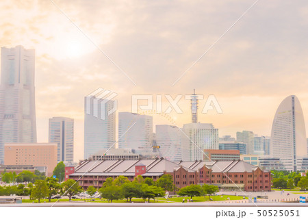 夕方の横浜みなとみらい アニメ風のイラスト素材 50525051 Pixta