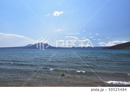 春の北海道千歳市支笏湖の湖畔の風景を撮影 50525484