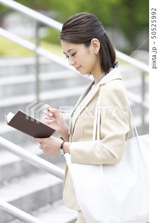 手帳を持つビジネス女性 50525992
