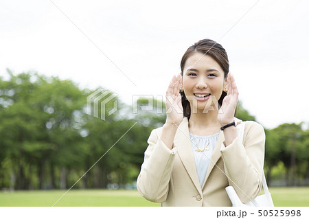 屋外のビジネス女性 50525998