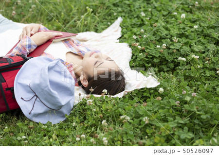 昼寝をする女性 昼寝をする女性 50526097