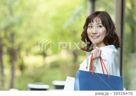 ショッピングバッグを持つ笑顔の女性 ショッピングバッグを持つ笑顔の女性 50526470