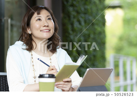 カフェで仕事をする女性 カフェで仕事をする女性 50526523