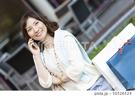 電話をする女性 電話をする女性 50526524