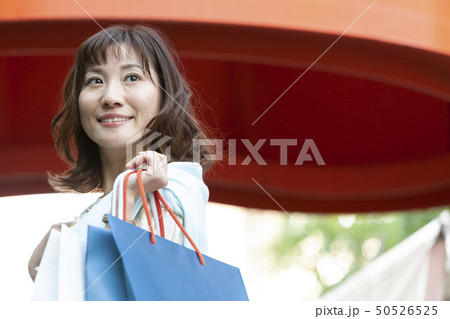 ショッピングバッグを持つ笑顔の女性 50526525