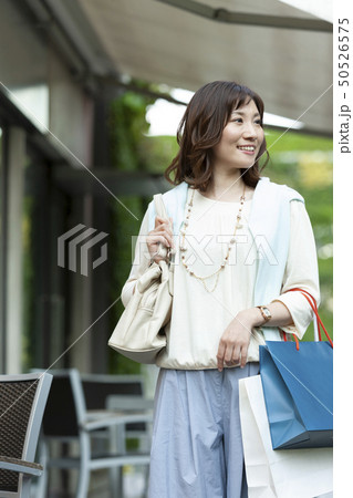 ショッピングバッグを持つ笑顔の女性 50526575