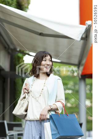 ショッピングバッグを持つ笑顔の女性 50526591
