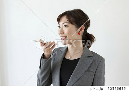 通話するビジネスウーマン 通話するビジネスウーマン 50526656