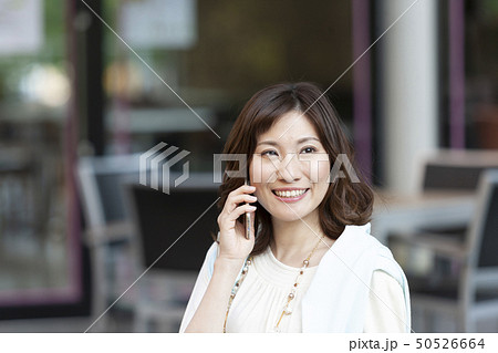電話をする女性 50526664