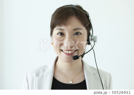 インカムを付けているビジネスウーマン 50526931