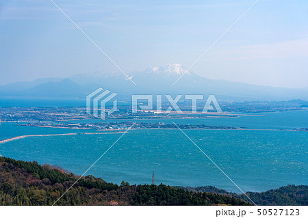 枕木山から望む中海と大山　4月 50527123