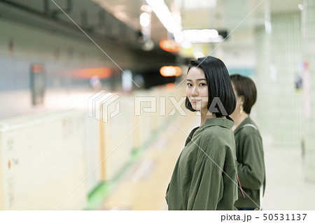 電車乗車イメージ　「撮影協力　札幌市交通局」 50531137