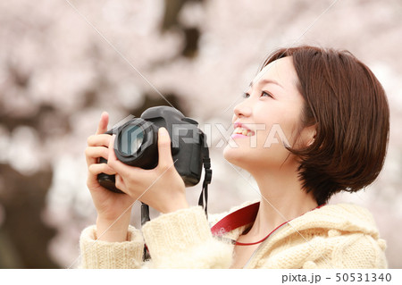 写真を撮る女性 50531340