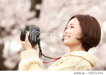 写真を撮る女性 50531341