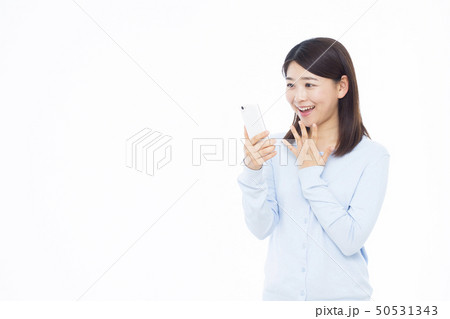 30代女性 スマホ 50531343