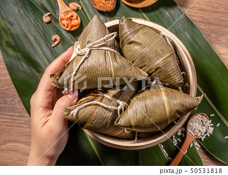 手 両手 手の上 50531818