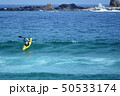 無人島に向けて波を越えて進むシーカヤック	 50533174