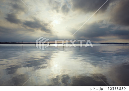 雲間から光が照らす霞ヶ浦 50533889