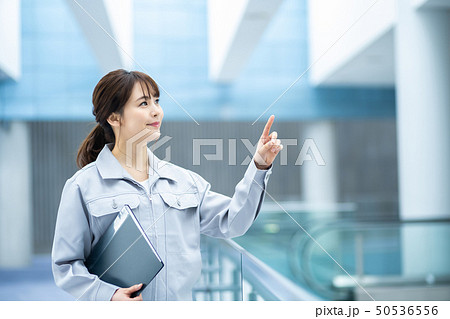 女性作業員 事務員 作業服 ビジネスイメージの写真素材