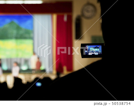 劇をハンディカムで撮影する後ろ姿 50538754