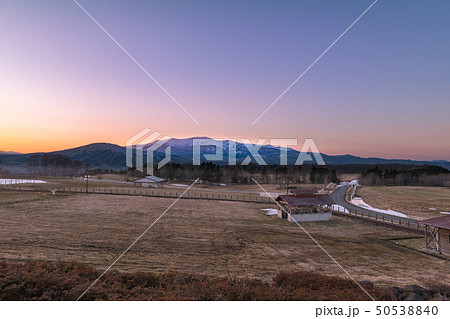 黄昏時の高原の牧場と栗駒山 50538840