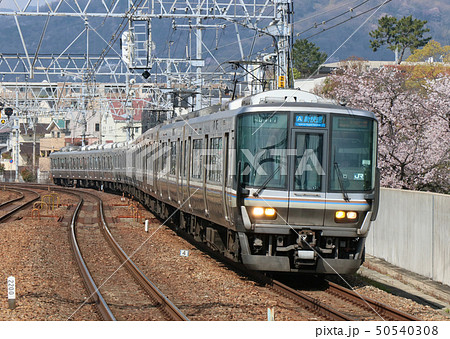 さくら夙川駅を通過する223系新快速の写真素材