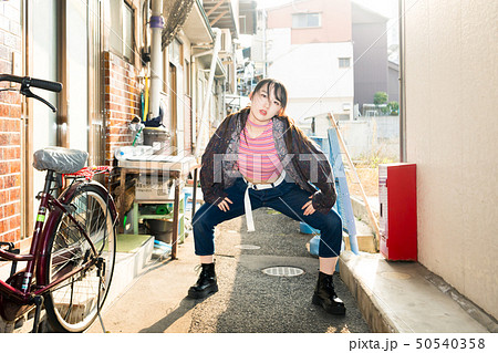 細い路地にいる女性 50540358