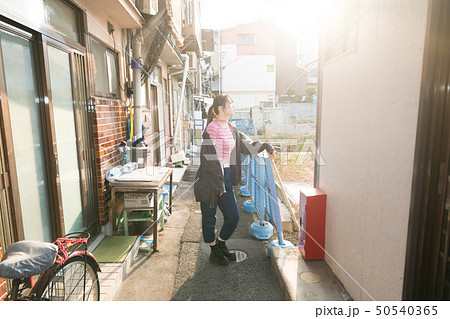細い路地にいる女性 細い路地にいる女性 50540365