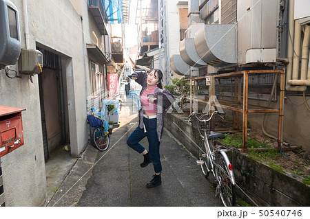 細い路地にいる女性 50540746