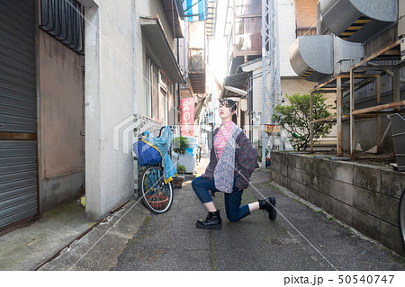 細い路地にいる女性 50540747