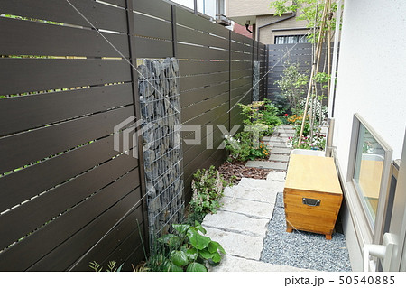 蛇籠(ガビオン)のある小さな庭 50540885