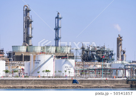 四日市工場風景 蒸留塔とタンク　 ＫＨネオケム 四日市工場 50541857