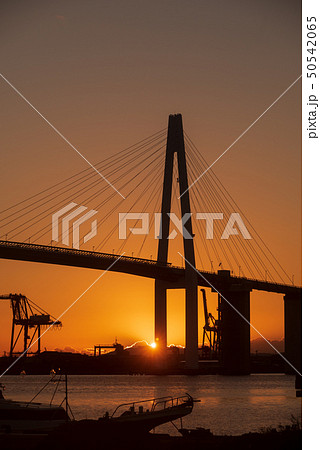 夕日と新湊大橋 夕日と新湊大橋 50542065