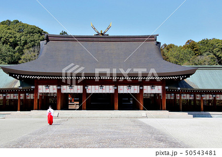 畝傍山を背景に 橿原神宮 外拝殿より凛とした空間を巫女さんが本殿に向かう 畝傍山を背景に 橿原神宮 外拝殿より凛とした空間を巫女さんが本殿に向かう 50543481