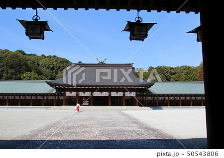 畝傍山を背景に　橿原神宮 外拝殿より凛とした空間を巫女さんが本殿に向かう 50543806