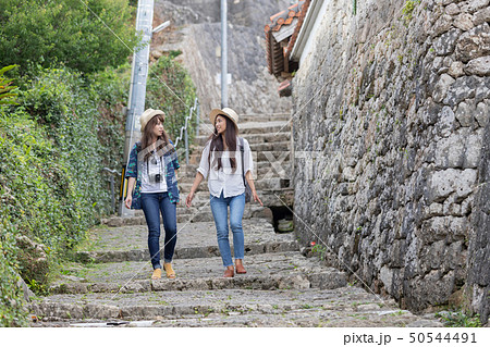 沖縄を旅する二人の女性 沖縄を旅する二人の女性 50544491