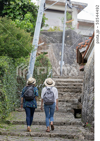 沖縄を旅する二人の女性 50544492