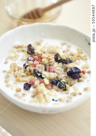 グラノーラ シリアル ヨーグルト 蜂蜜 ハチミツ 朝食 朝食イメージ 牛乳 ミルクの写真素材