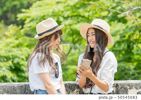旅をする二人の女性 50545083