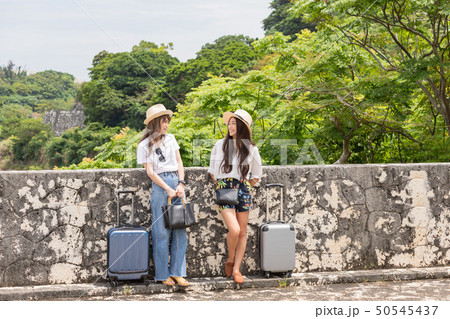 旅をする二人の女性 50545437