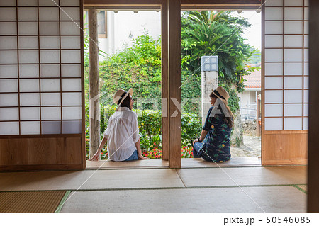 沖縄旅行 古民家で休む二人の女性 沖縄旅行 古民家で休む二人の女性 50546085